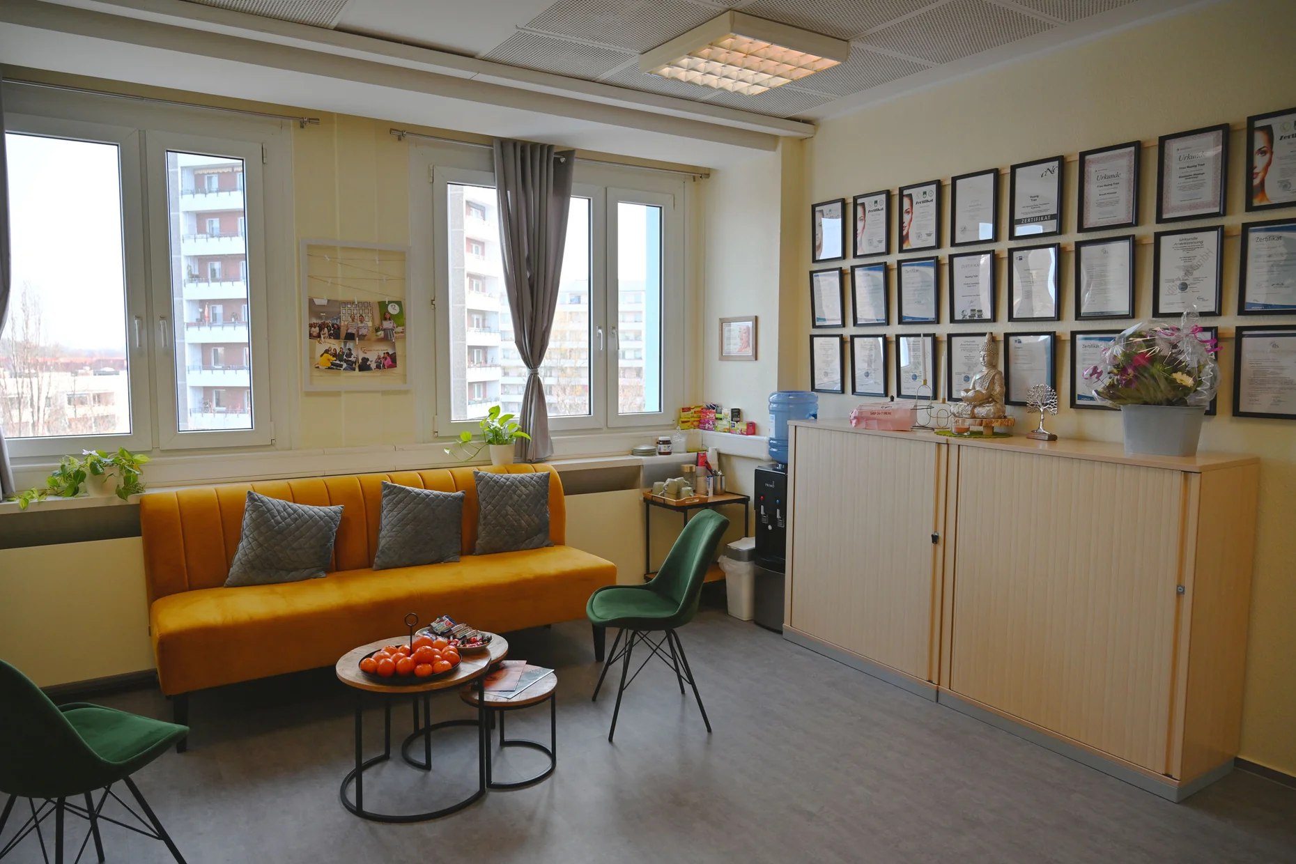 Loungebereich mit Zertifikatswand der Akademie